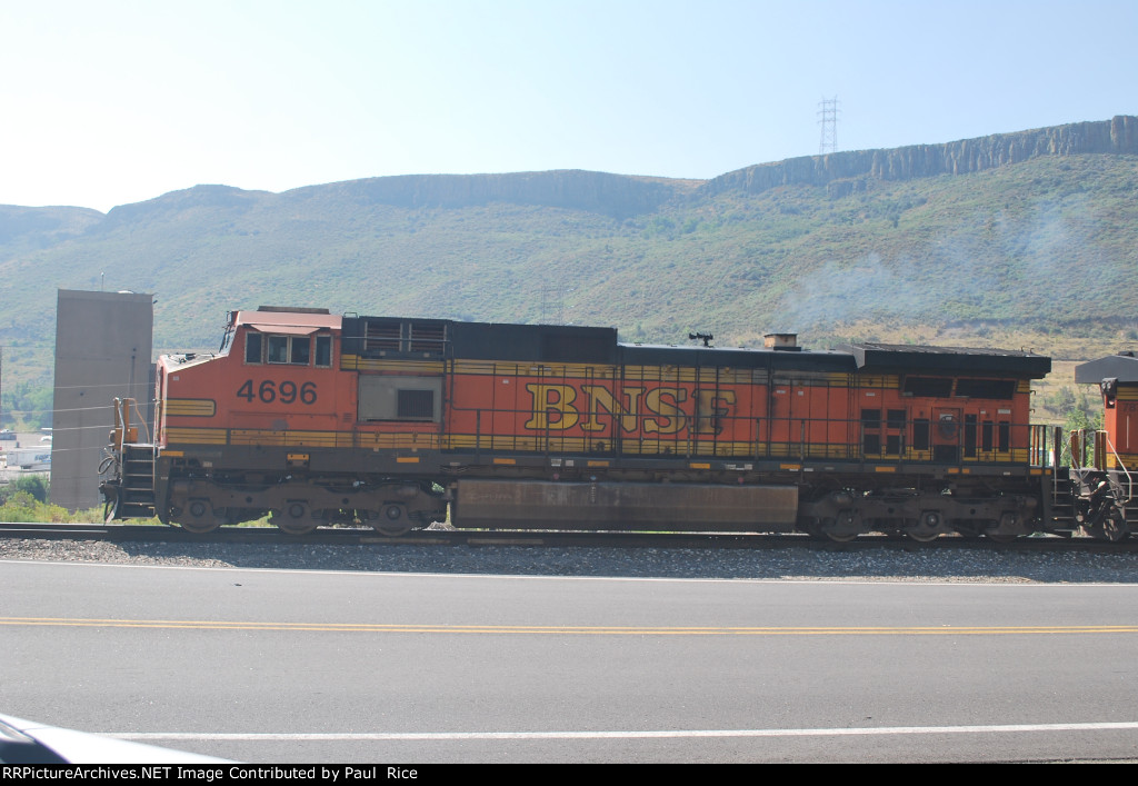 BNSF 4696